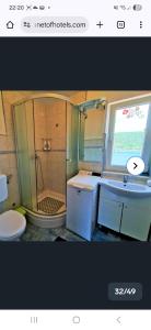 een badkamer met douche, wastafel en toilet bij Apartmani Aurelia in Veliki Drvenik