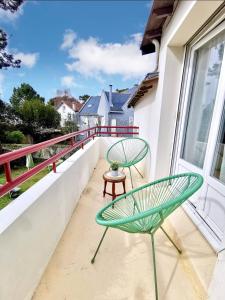 a balcony with a green chair and a table at Charmant dupleix à La Baule, proche de la mer in La Baule