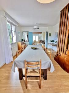 a dining room with a table and chairs at Charmant dupleix à La Baule, proche de la mer in La Baule