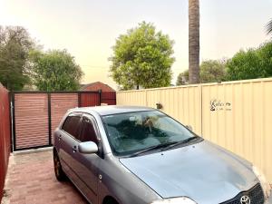 SmithfieldにあるGuest suite in Elizabeth Northの柵の横の私道に停められた車 +1枚の写真