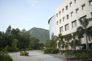 un edificio junto a un edificio con una montaña en Avasa Homestay, en Thūr