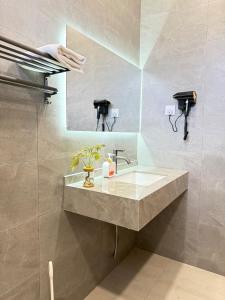 a bathroom with a sink and a mirror at relaxing home in Bukit Mertajam in Bukit Mertajam