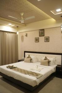 une chambre avec un grand lit avec des draps blancs dans l'établissement Avasa Homestay, à Thūr 5 autres photos