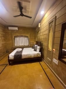 Ένα ή περισσότερα κρεβάτια σε δωμάτιο στο Hotel Golden Pleasant +10 φωτογραφίες