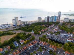 een luchtfoto van een stad met gebouwen en de oceaan bij Stad & Strandhotel Elisabeth in Vlissingen