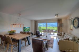 un salon avec une table et un canapé dans l'établissement Deer & Dear Luxury Chalet, à Piesendorf