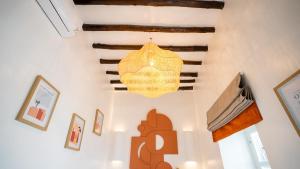 ein Kronleuchter, der von der Decke in einem Raum hängt in der Unterkunft Riad Dar Zioui in Marrakesch