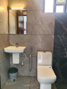 ビサーリーにあるVythiri Stream Viewのトイレと洗面台のあるバスルーム