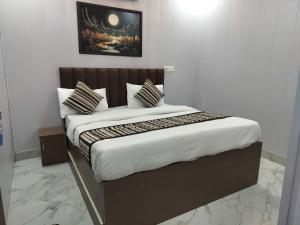 Postel nebo postele na pokoji v ubytování Hotel O HI-WAY Palace + 1 fotografie