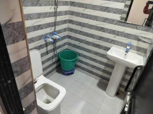 Koupelna v ubytování Hotel O HI-WAY Palace