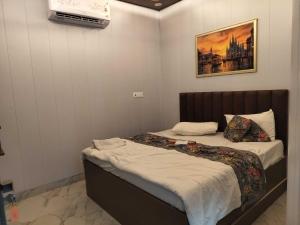 Postel nebo postele na pokoji v ubytování Hotel O HI-WAY Palace