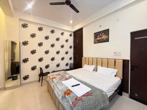 a bedroom with a bed and a ceiling at Hotel O Sri in Banāras Cantonment