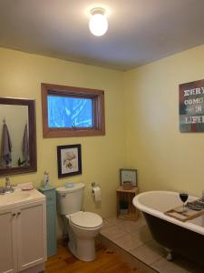 Ένα μπάνιο στο Cozy Cabin near Lake Ontario Ideal for a Family Retreat