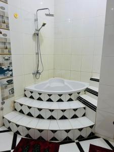 une salle de bain avec baignoire et douche dans l'établissement Luxor Adventure Guest House, à Al Aqālitah 47 autres photos