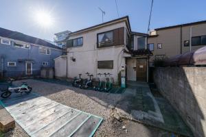 een gebouw met twee fietsen buiten geparkeerd bij tai上北沢4丁目 in Tokyo