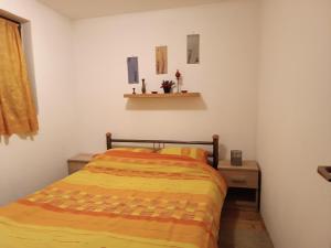 1 dormitorio con 1 cama con manta amarilla en Relaks dream, en Vlašić