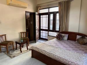 Ένα ή περισσότερα κρεβάτια σε δωμάτιο στο RadhaHaus