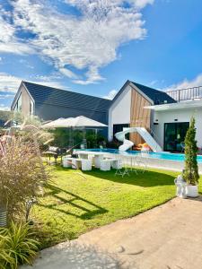 Bazén v ubytování Relax Pool Villa Khaoyai - รีแล็กซ์พูลวิลล่าเขาใหญ่ nebo v jeho okolí