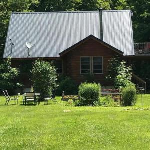 Κήπος έξω από το Cozy Cabin near Lake Ontario Ideal for a Family Retreat