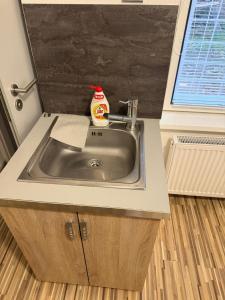 a sink in a kitchen with a counter at Útulný apartmán v srdci Jihlavy in Jihlava +10 photos