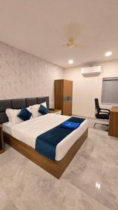 Ένα ή περισσότερα κρεβάτια σε δωμάτιο στο Elite Hotel Karimnagar +21 φωτογραφίες