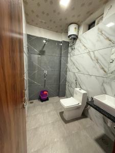 un baño con inodoro y lavabo en Braham Niwas Resort, en Pushkar