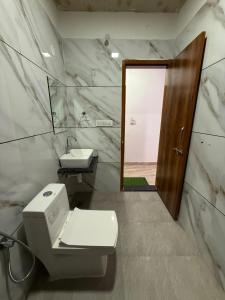 un baño con inodoro y lavabo en Braham Niwas Resort, en Pushkar 124 fotos más