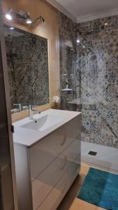 Koupelna v ubytování Lavender Seaviews beautiful apartment in Sand Club SC153 + 4 fotografie