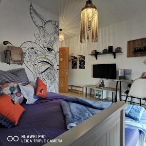 een slaapkamer met een bed met een schilderij aan de muur bij Wind Rose Duplex in Gran Tarajal