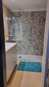 Koupelna v ubytování Lavender Seaviews beautiful apartment in Sand Club SC153