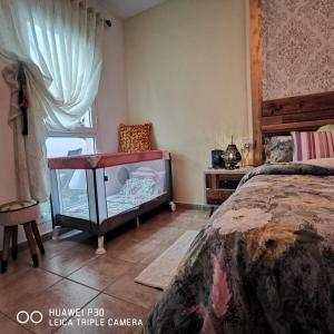 een slaapkamer met een bed en een tafel met een aquarium bij Wind Rose Duplex in Gran Tarajal