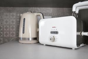 Příslušenství pro přípravu čaje a kávy v ubytování Le Bricolle