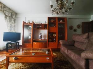 a living room with a couch and a coffee table at Piso Amplio y Céntrico en Mugardos in Mugardos