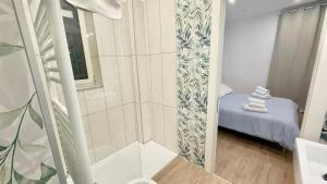 een kleine badkamer met een douche en een bed bij Cielo Sereno in Napels +61 foto's