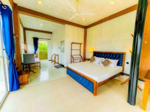 Giường trong phòng chung tại Blowhole Unawatuna