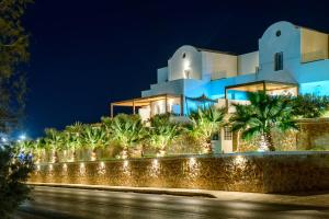 サントリーニにあるSafrani Suitesの夜の青いファサードの別荘