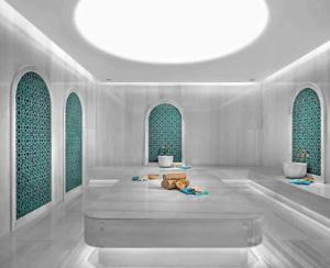 een teddybeer op de vloer van een kamer bij 91 sqm luxury apartment with double view in Istanbul +64 foto's