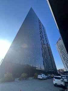 een hoog gebouw met auto's geparkeerd op een parkeerplaats bij 91 sqm luxury apartment with double view in Istanbul