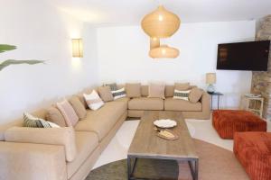 サント・マキシムにあるLovely luxury villa with garden and private poolのソファとテーブルのあるリビングルーム