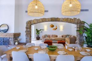サント・マキシムにあるLovely luxury villa with garden and private poolのテーブルと椅子のあるダイニングルーム +24枚の写真