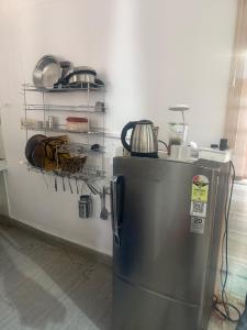 Una cocina o cocineta en Women Pilgrim's Abode