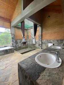 a bathroom with two sinks on a stone counter at Mihidugiri Eco lodge in Kandy