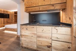 Η κουζίνα ή μικρή κουζίνα στο Salvans Wellness Apartments +59 φωτογραφίες