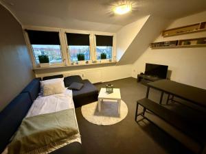 オーバーハウゼンにあるApartment Schmachtendorfのソファとテーブルのある小さなリビングルーム