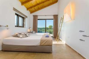 Un dormitorio con una cama y una ventana grande en Neema Villa with Private Pool, en Zakynthos 27 fotos más