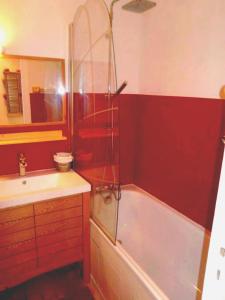 ein Badezimmer mit Badewanne und Waschbecken in der Unterkunft Studio chaleureux avec vue plein sud imprenable ! in Villard-de-Lans