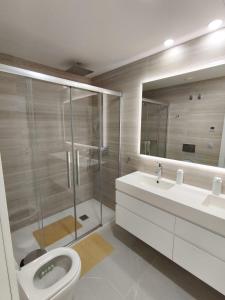 Phòng tắm tại Sunset Sailors luxury apartment Benidorm +21 ảnh