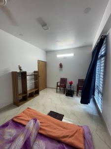 Ένα ή περισσότερα κρεβάτια σε δωμάτιο στο Bosila Mohammadpur 3BR 1800 sq new flat with AC