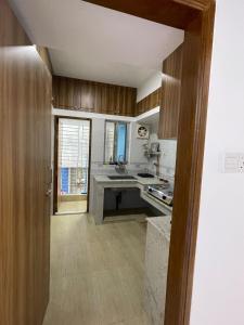 Η κουζίνα ή μικρή κουζίνα στο Bosila Mohammadpur 3BR 1800 sq new flat with AC