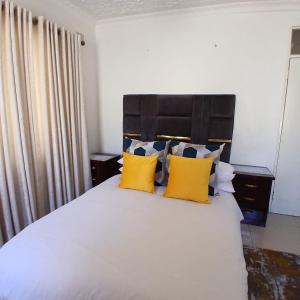 Giường trong phòng chung tại Wales Suite +3 ảnh